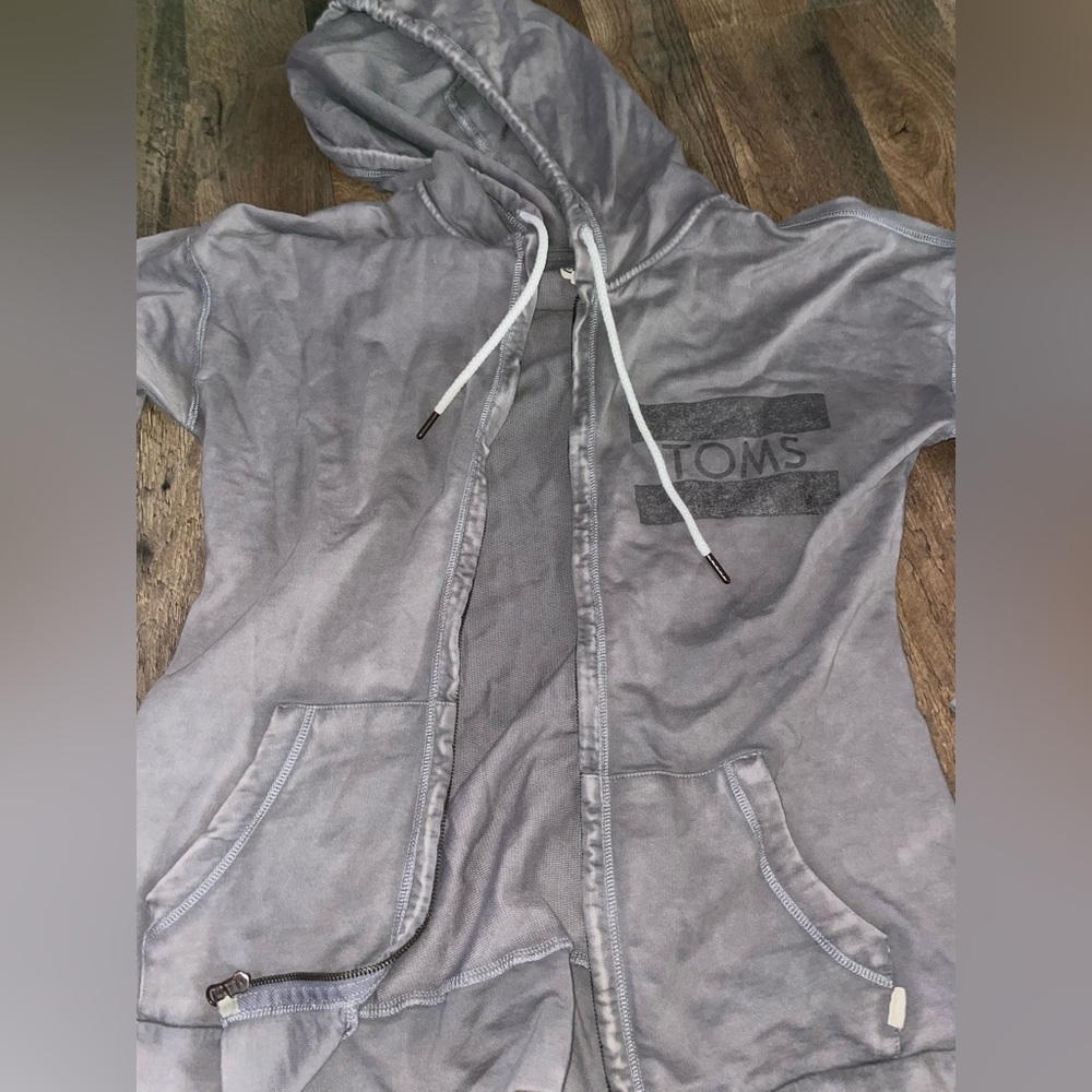 tom’s zip up hoodie shirt